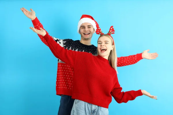 Mavi Arka Planda Noel Kıyafetleri Içinde Sevimli Bir Çift — Stok fotoğraf