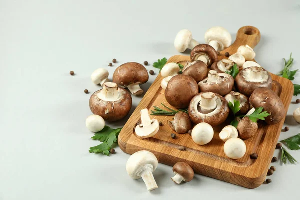 Beyaz üzerine şampiyon olan lezzetli yemek kavramı.