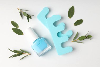 Beyaz arka planda manikür aksesuarlı tırnak bakımı kavramı