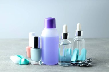 Manikür aksesuarlı gri desenli masa tırnak bakımı kavramı