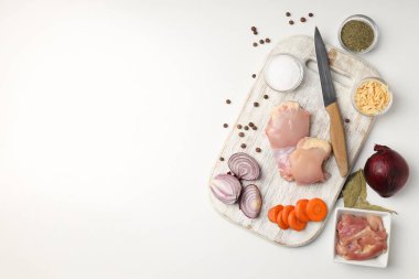 Beyaz arka planda tavuk çorbası pişirme kavramı