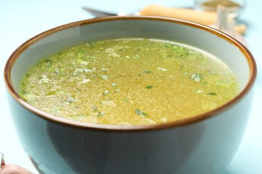 Çorba ile lezzetli yemek kavramı, yakın plan.