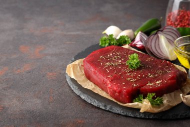 Arka planda çiğ biftekle pişirme kavramı