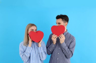 Mavi arka planı olan sevimli bir çift.