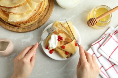 Hafif desenli arka planda krepli lezzetli yemek kavramı
