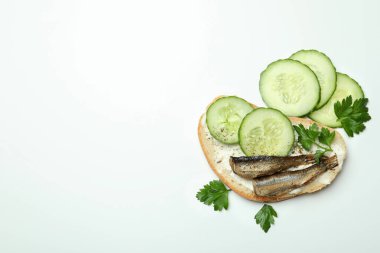 Beyaz arkaplanlı lezzetli bir sandviç.