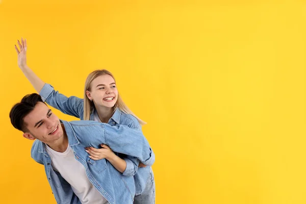 Sarı Arka Planda Sevimli Mutlu Bir Çift — Stok fotoğraf