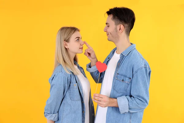 Nettes Paar Mit Herz Auf Gelbem Hintergrund — Stockfoto
