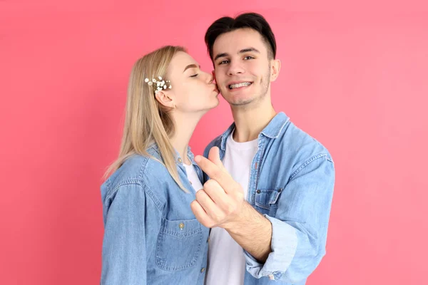 Casal Bonito Com Coração Dedo Fundo Rosa — Fotografia de Stock