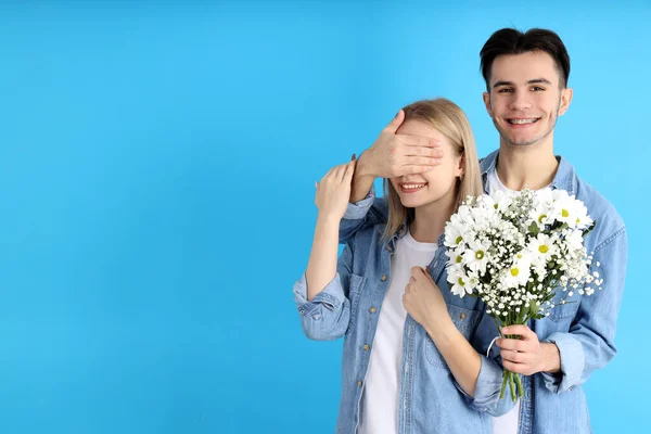 Couple Mignon Avec Bouquet Sur Fond Bleu — Photo