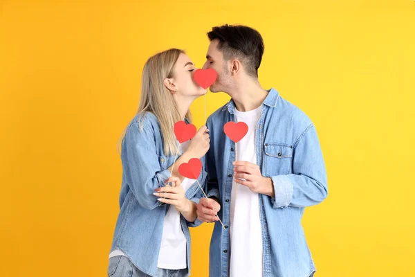 Bonito Casal Com Corações Fundo Amarelo — Fotografia de Stock