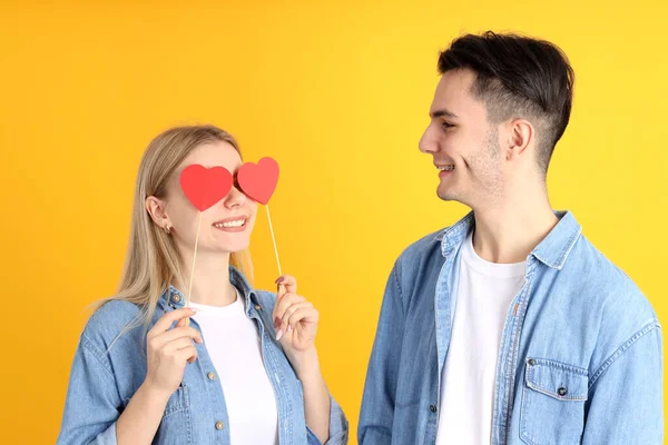 Linda Pareja Con Corazones Sobre Fondo Amarillo —  Fotos de Stock