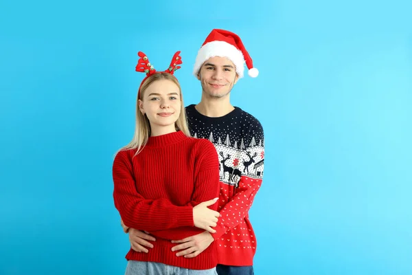 Söta Par Julkläder Blå Bakgrund — Stockfoto