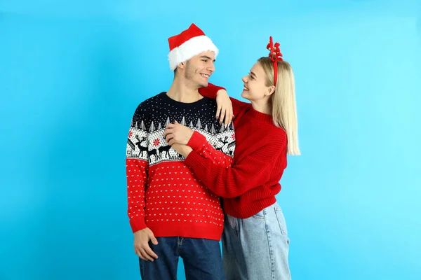 Nettes Paar Weihnachtskleidung Auf Blauem Hintergrund — Stockfoto