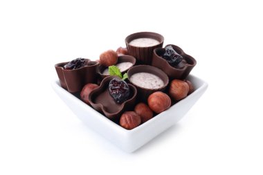 Beyaz arka planda izole edilmiş kasede çikolata şekeri.