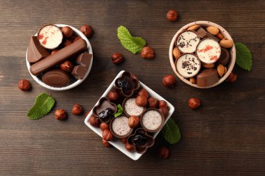 Tahta arka planda çikolatalı şeker kavramı