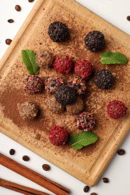 Beyaz arka planda çikolatalı şeker kavramı