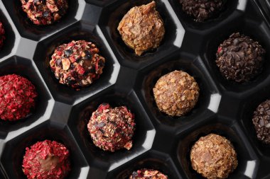 Tüm arka planda çikolatalı şekerler var.