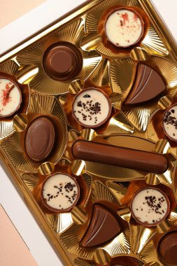 Bej arka planda çikolatalı şeker kavramı