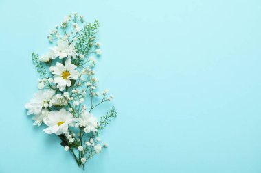 Mavi arka planda çiçekler olan merhaba bahar konsepti