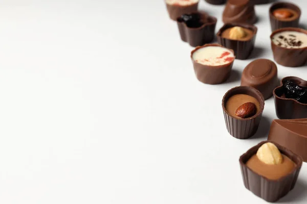 Flache Lagekomposition Mit Schokoladenbonbons Auf Weißem Hintergrund — Stockfoto