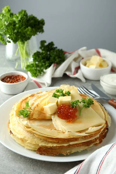 Gri desenli masada krepli lezzetli yemek kavramı