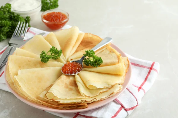 Gri desenli arka planda krepli lezzetli yemek kavramı