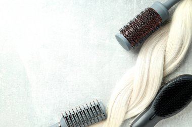 Saç fırçalı bir tutam sarışın kadın saçı