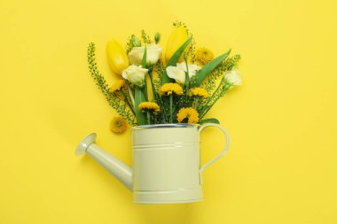 Sarı arka planda çiçekleri olan su kutusu