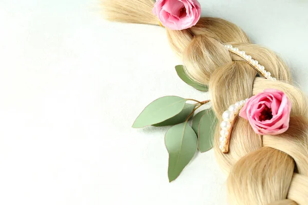 Capelli Femminili Con Fiori Clip Capelli Sfondo Chiaro — Foto Stock