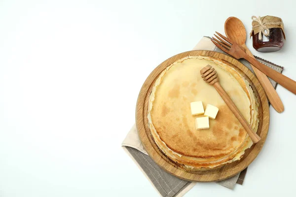 Konsep Makanan Lezat Dengan Crepes Pada Latar Belakang Putih — Stok Foto