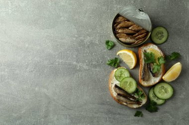 Gri desenli arka planda lahanalı sandviçli lezzetli atıştırmalık kavramı