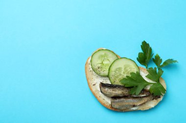 Lezzetli sandviç ve mavi arka plan.