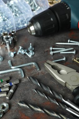 Koyu dokulu arkaplan ve üst görünüm üzerinde çalışma araçları