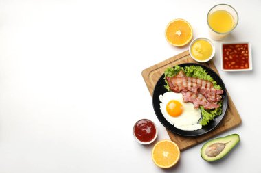 Beyaz arka planda lezzetli kahvaltı kavramı