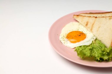 Beyaz arka planda lezzetli bir kahvaltı tabağı.