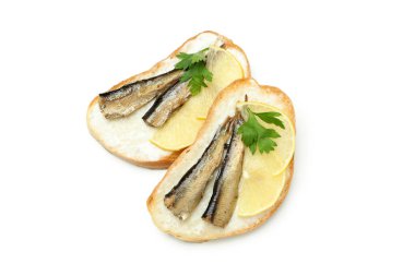 Beyaz arkaplanlı leziz sandviçler.