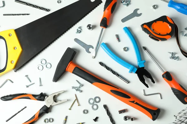 Beyaz arkaplan ve üst görünümde çalışma araçları