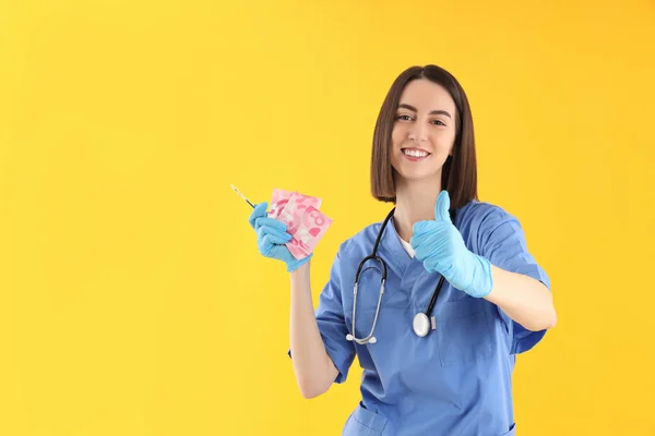 Жіноча Медсестра Подушечками Тест Вагітність Жовтому Тлі — стокове фото