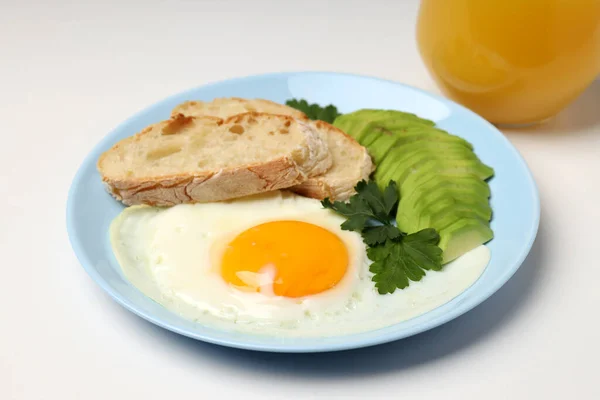 Тарелка Завтрака Стакан Сока Белом Фоне — стоковое фото
