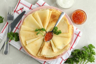 Hafif arka planda krepli lezzetli yemek kavramı