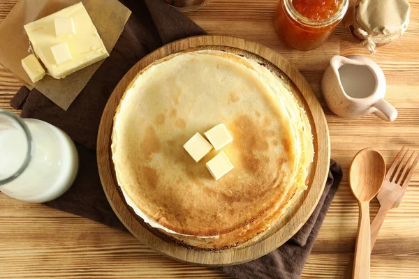 Konzept Des Kochens Mit Crêpes Auf Holztisch — Stockfoto