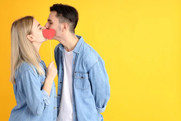 Cute Couple Kissing Hide Heart Yellow Background — Stock Photo, Image