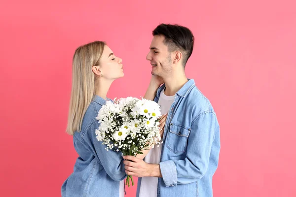 Linda Pareja Con Ramo Flores Sobre Fondo Rosa —  Fotos de Stock