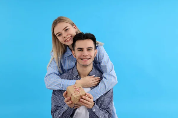 Couple Mignon Avec Boîte Cadeau Sur Fond Bleu — Photo