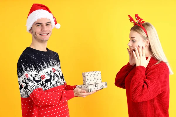 Nettes Paar Weihnachtskleidung Auf Gelbem Hintergrund — Stockfoto
