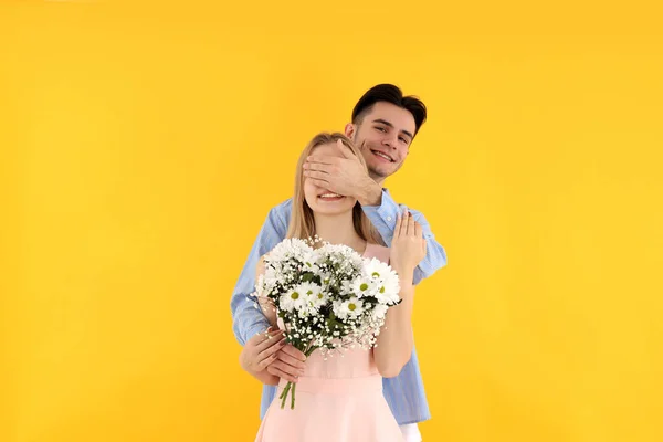 Couple Mignon Avec Bouquet Sur Fond Jaune — Photo