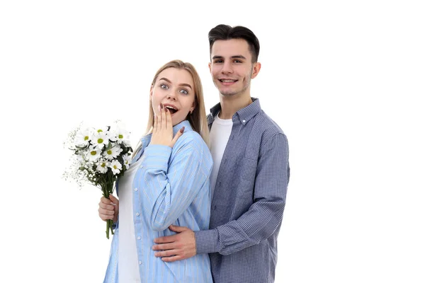 Couple Mignon Avec Bouquet Isolé Sur Fond Blanc — Photo