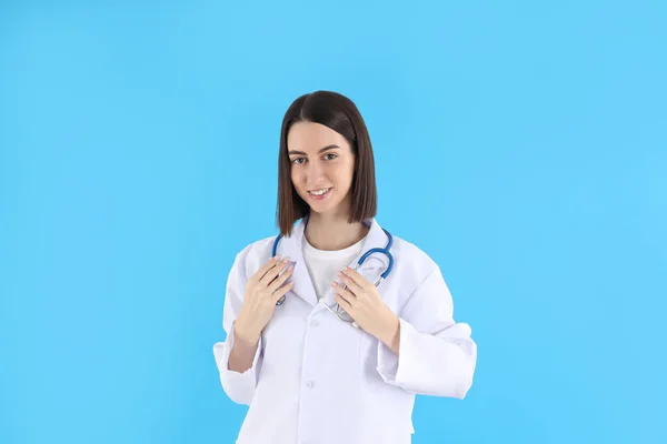 Médico Fêmea Com Estetoscópio Fundo Azul — Fotografia de Stock