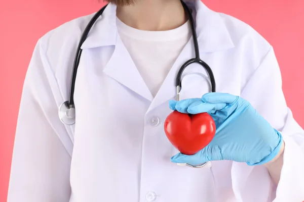 Médico Femenino Con Corazón Sobre Fondo Rosa Primer Plano —  Fotos de Stock